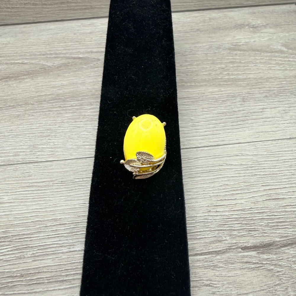 Yellow‎ Oval Brooch with Gold Tone Accents